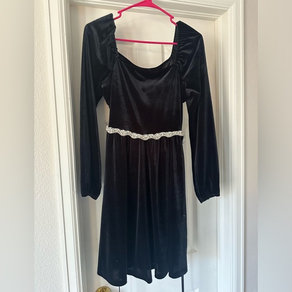 Black velvet dress with embellished belt - Picture 1 of 3